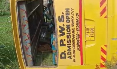 बच्चों से भरी स्कूल की बस पलटी चालक व परिचालक के अलावा 6 बच्चे हुए घायल