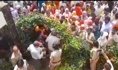 दीक्षित पाल हत्याकांड का खुलासा न होने से नाराज लोगों ने साहिबाबाद थाने का किया घेराव ,क्षेत्रीय विधायक के खिलाफ भी जमकर की नारेबाजी