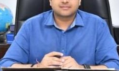 सीडीओ विक्रमादित्य सिंह मलिक को बनाया गया नगर आयुक्त, जबकि नितिन गौड़ को हापुड़ पिलखुवा डवलपमेंट अथॉरिटी के वाइस चेयरमैन की कमान सौंपी गई