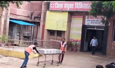 वाह रे सिस्टम----अस्पताल में मरीजों के स्ट्रेचर को बनाया ईंट ढोने का ठेला