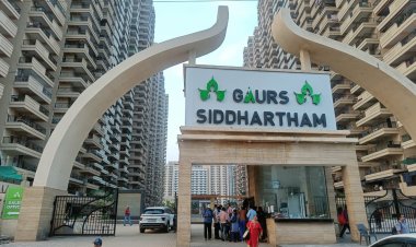 गौर सिद्धार्थम में 32 मंजिल के B टावर  में 10 वीं मंजिल पर लिफ्ट अटकी, भाजपा पार्षद की पत्नी और एक मेड 15 मिनट तक फंसी रहीं