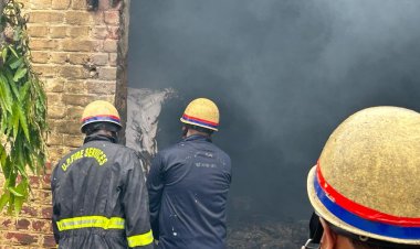 गत्ते की फैक्ट्री में लगी भीषण आग लाखों का नुकसान, दमकल विभाग की टीम ने करीब आधा दर्जन गाड़ियों की मदद से आग पर पाया काबू