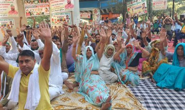 ग्रेटर नोएडा के जीरो पॉइंट यमुना एक्सप्रेसवे के नीचे दूसरे दिन भारतीय किसान यूनियन के बैनर तले हुई महापंचायत।