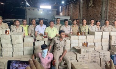 आबकारी विभाग की टीम ने एक गोदाम में छापेमारी कर अवैध शराब का बड़ा जखीरा बरामद किया