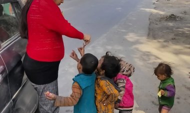 क्रिसमस पर बच्चों को  बिस्कुट व टाफियां बांटी तथा लोगों को बचत करने की प्रेरणा दी