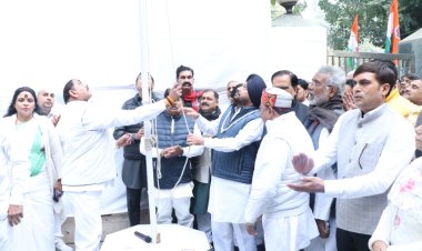 दिल्ली प्रदेश कांग्रेस अध्यक्ष अरविन्दर सिंह लवली ने कांग्रेस स्थापना दिवस पर प्रदेश कार्यालय में पार्टी का झंडा फहराया