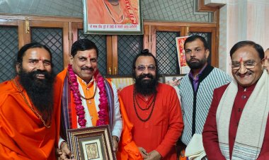 मध्य प्रदेश के मुख्यमंत्री डा.मोहन यादव ने महानिर्वाणी अखाड़े पहुुंचकर लिया अखाड़ा परिषद अध्यक्ष श्रीमहंत रविंद्रपुरी से आशीर्वाद