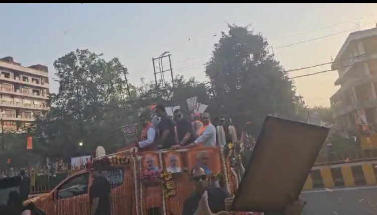 रोड शो के दौरान सौंपी पीएम को उनकी तस्वीर