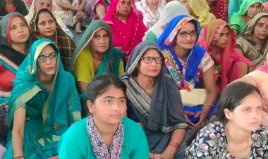 भगवान ने गिरिराज का उंगली पर उठा ब्रज की रक्षा की