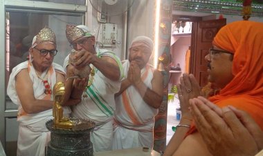 मंत्रोचार के साथ भगवान का हुआ अभिषेक