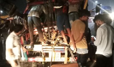 डीसीएम और ट्रक की जोरदार भिड़ंत