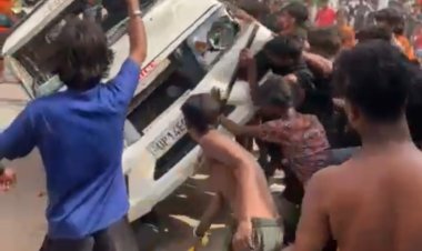 दिल्ली मेरठ रोड पर कावडियों ने पुलिस का स्टीकर लगी बोलेरो पलटी