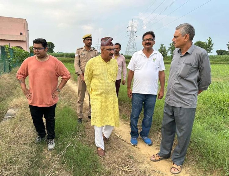 पूर्व न्यायाधीश ने बडागांव के श्रीदेश फार्म किया पौधारोपण