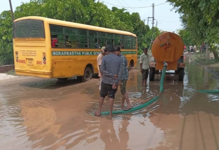 टेंकर निकालने में जुटे पाठशाला रोड का पानी