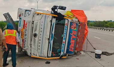 स्टेयरिंग फेल होने से ट्रक पलटा, चालक घायल