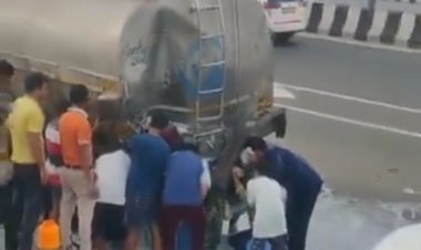दूध के टेंकर में ट्रक की लगी टक्कर दूध की मची लूट