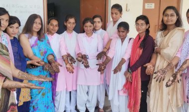 तीज महोत्सवों में मेंहदी प्रतियोगिता की विजेता छात्राएं सम्मानित