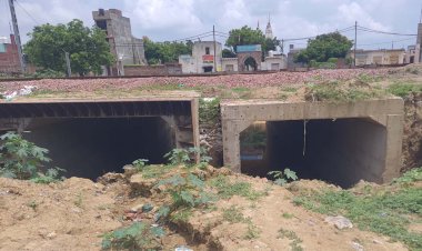 रेलवे अंडरपास निर्माण कार्य अधर में होने से रोष
