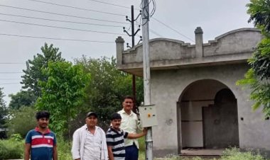 मोक्षधाम से हाईमैक्स लाइट ले गए चोर