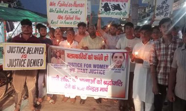 बगांल में लेडी डाक्टर के हत्यारो को फांसी की मांग को निकाला कैंडिल मार्च