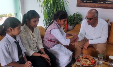 विद्या भवन के बच्चों ने बांधी डीएम को राखी