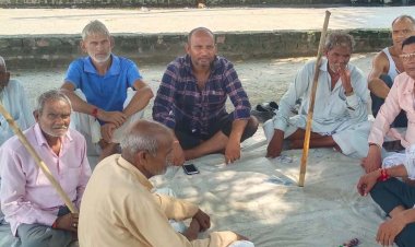 पागल पिटबुल डॉग के भय से लाठी लेकर निकल रहे है ग्रामीण