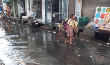 पुलिस परीक्षा के कारण पानी से निकलकर घर पहुंचे बच्चे