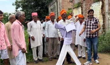 घिटौरा में राकेश टिकैत का पुतला फूंका