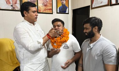 केक काटकर मनाया जन्मदिन