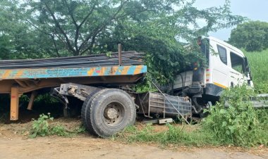 सरियो से भरा ट्रक अनियंत्रित होकर खाई में गिरा, दो घायल