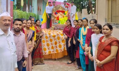 शोभायात्रा के बाद पंडालों में स्थापित हुए गणपति