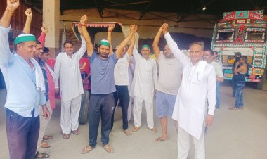 गेहूं ना लेने पर किसानों को आटा मिल पर हंगामा