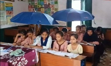 रटौल में टपकती छत के नीचे छाते के सहारे पढने को मजबूर बच्चे