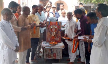 हवन में आहुति देकर मना विश्वकर्मा दिवस