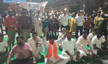 गजब का प्रदर्शन : एक तरफ पुलिस प्रशासन मुर्दाबाद के नारे तो दूसरी तरफ  जिंदाबाद के लगते रहे नारे