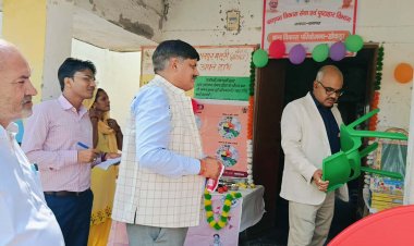 जिलाधिकारी ने हसनपुर मंसूरी के आंगनबाडी केन्द्र के नए फर्नीचर को देखा