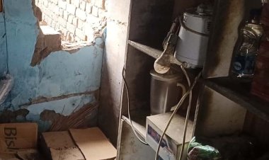 दीवार में कुंबल कर खंगाली परचून की दुकान