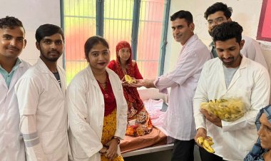 प्रसव वार्ड में फल वितरित कर मनाया फार्मासिस्ट दिवस