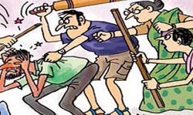 मनचले को पकडकर लोगों ने धुना, पुलिस को सोंपा