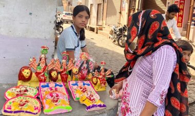 देवी स्वरूप सांझी माता की मूर्तियों से भरा बाजार