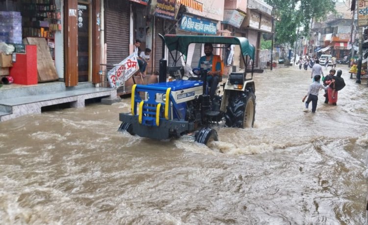 खेकड़ा में बारिश के पानी से सड़के बनी नदी नाला