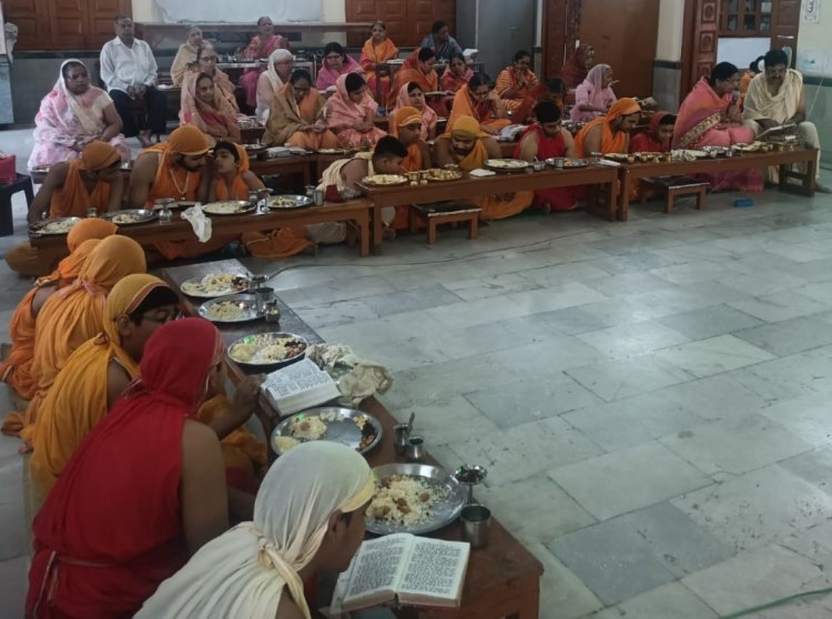 उत्तम त्याग धर्म की पूजा से गूंजे जैन मंदिर