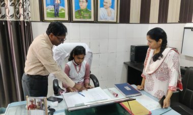 एक दिन की अधिकारी बनी बेटियां, शिकायतों को सुना