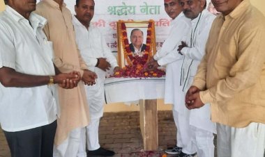 चित्र पर पुष्प अर्पित कर याद किए मुलायम सिंह