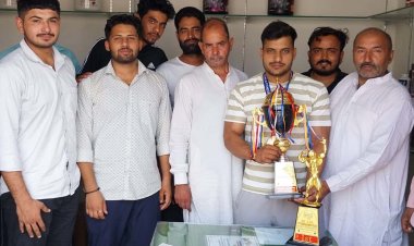 बॉडी बिल्डिंग में उत्तराखंड का ओवर आल चेम्पियन बना खेकड़ा का अभिषेक