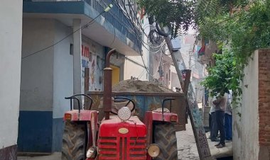 अवैध मिटटी लदे ट्रेक्टर की टक्कर से टूटा पोल