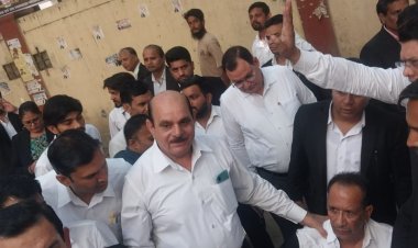 जिला जज और वकीलों के बीच जमकर हुआ झगड़ा, पुलिस ने किया लाठी चार्ज