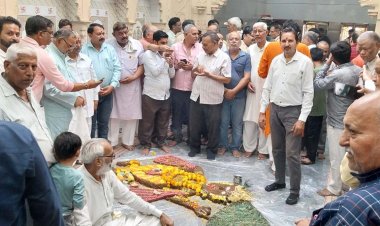 गोवर्धन पूजा कर वितरित हुआ अन्नकूट प्रसाद