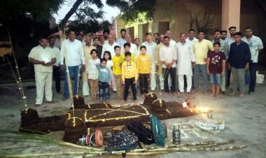 संयुक्त परिवार ने की विशालकाय गोवर्धन प्रतिरूप की पूजा