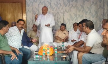 विधायक (MLC ) श्री चंद्र शर्मा ने संजीव शर्मा के पक्ष में मतदान करने की अपील की।